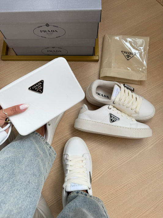Tênis Prada Branco com Bolsinha – Luxo funcional com presença street fashion