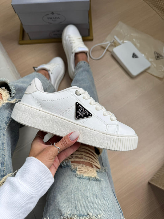 Tênis Prada Branco com Bolsinha – Luxo funcional com presença street fashion