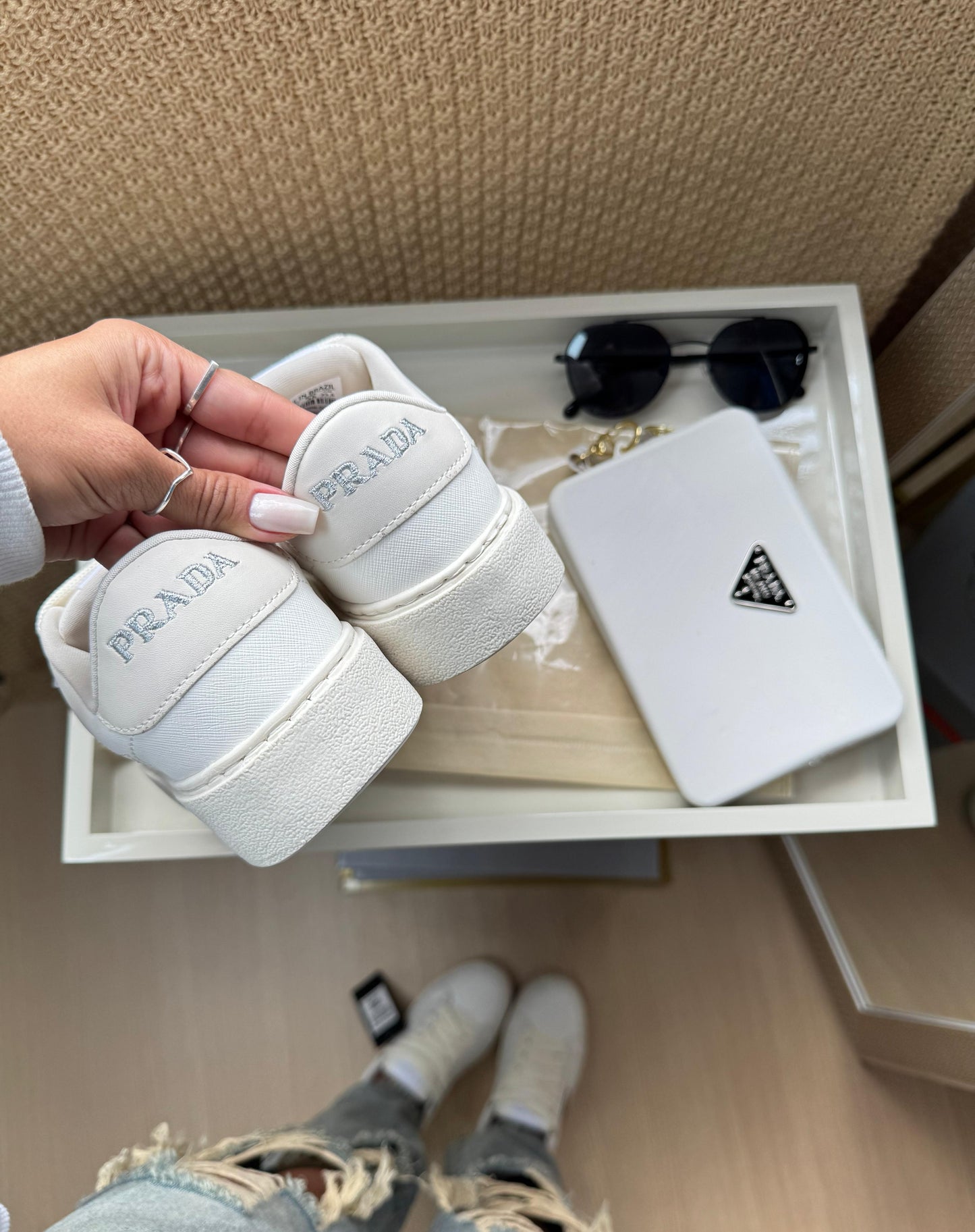 Tênis Prada Branco com Bolsinha – Luxo funcional com presença street fashion