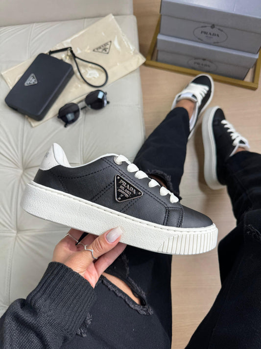 Tênis Prada Preto com Bolsinha – Luxo funcional com presença street fashion