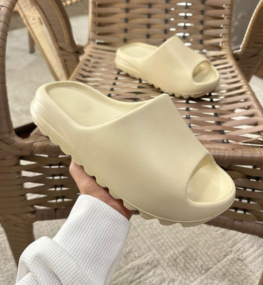 Chinelo Slide Yeezy Bege – Minimalismo extremo com conforto e atitude