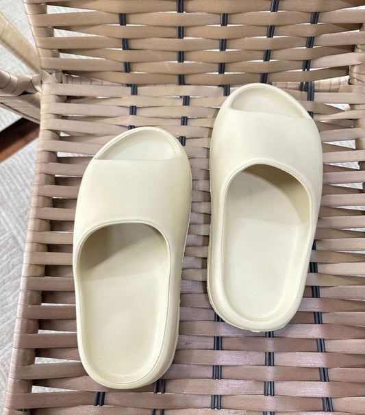 Chinelo Slide Yeezy Bege – Minimalismo extremo com conforto e atitude