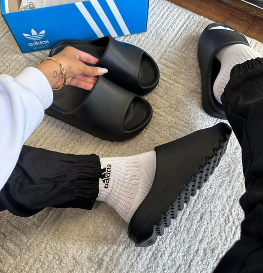 Chinelo Slide Yeezy Preto – Minimalismo extremo com conforto e atitude