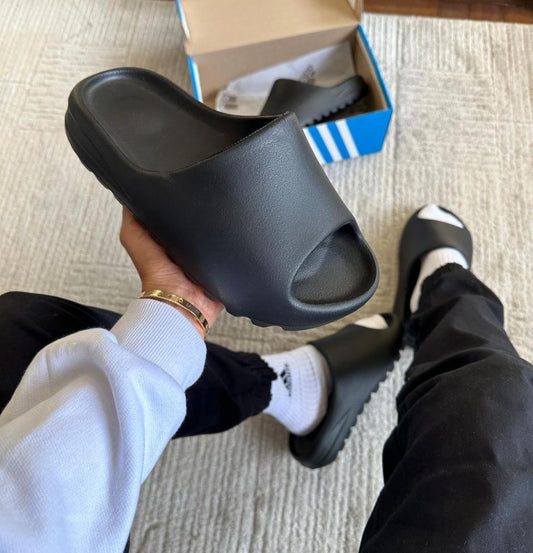 Chinelo Slide Yeezy Preto – Minimalismo extremo com conforto e atitude