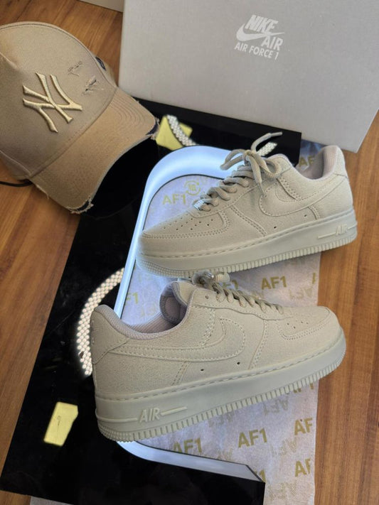 Tênis Nike Air Force 1 Gelo Luxo – Elegância minimalista, presença imbatível