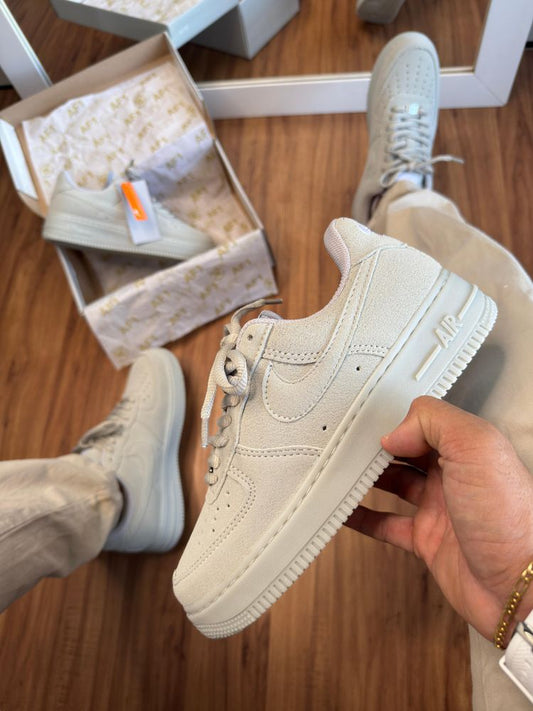 Tênis Nike Air Force 1 Gelo Luxo – Elegância minimalista, presença imbatível