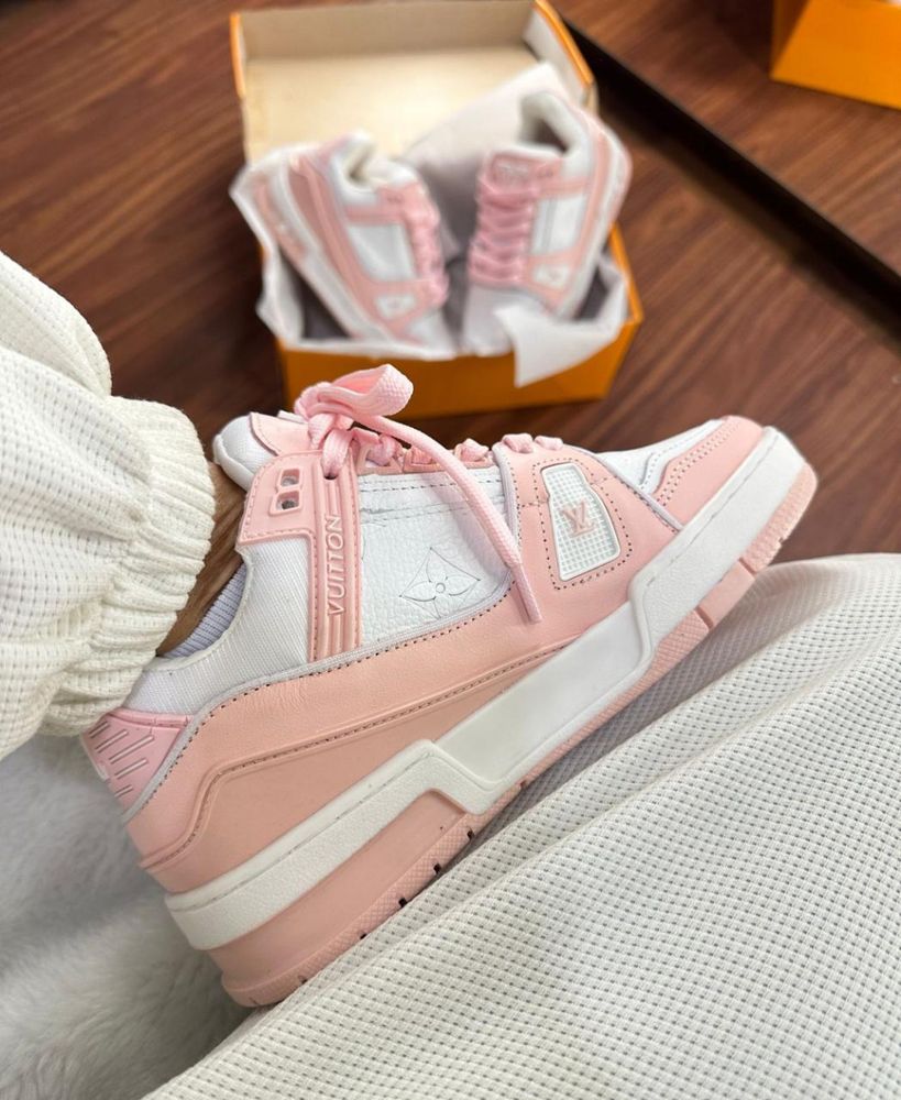 Tênis Louis Vuitton Rosa/Branco – Luxo contemporâneo com DNA urbano