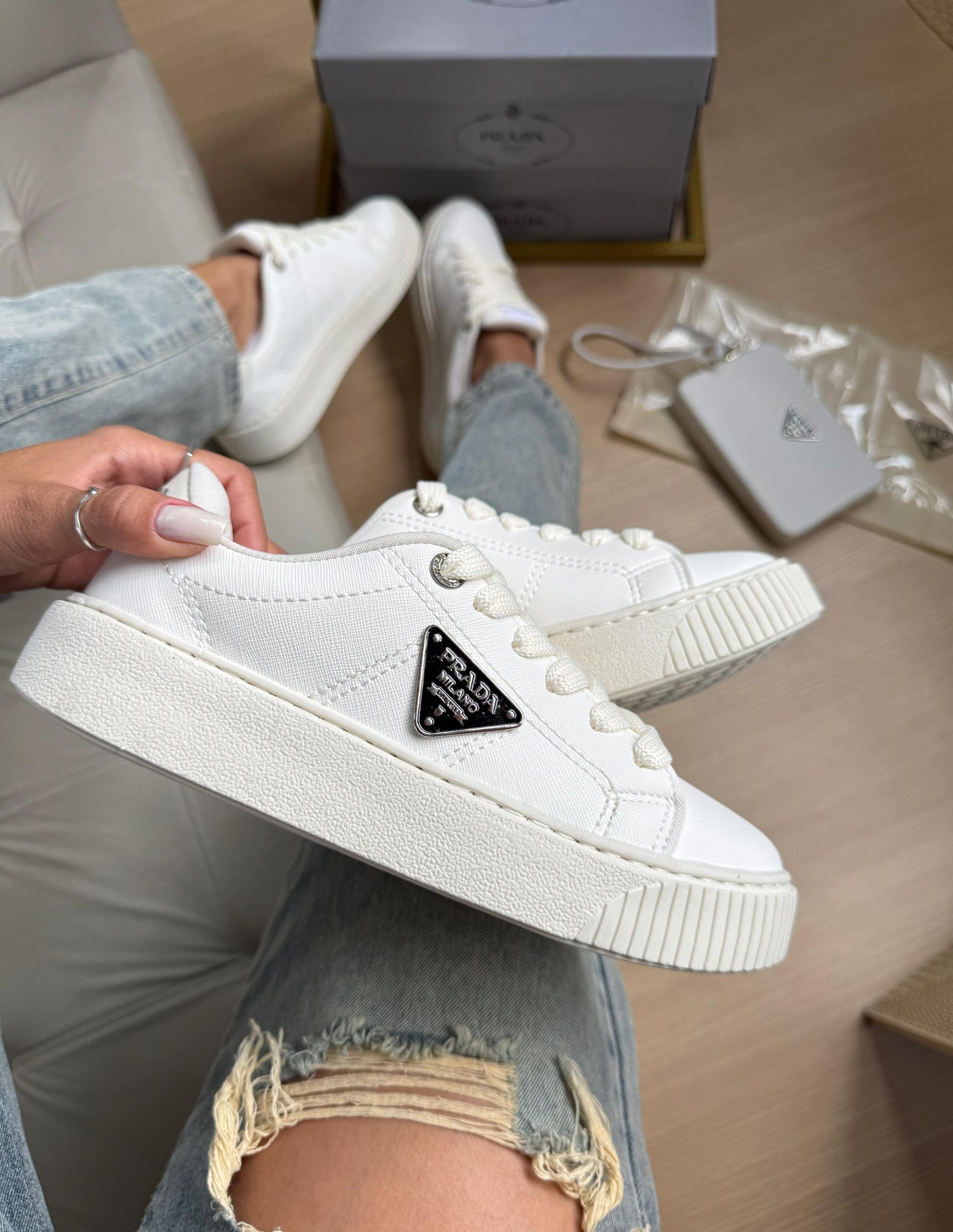 Tênis Prada Branco com Bolsinha – Luxo funcional com presença street fashion