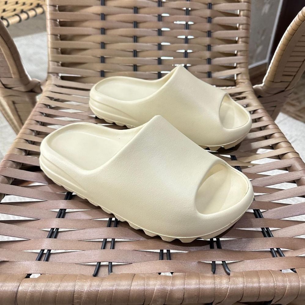 Chinelo Slide Yeezy Bege – Minimalismo extremo com conforto e atitude