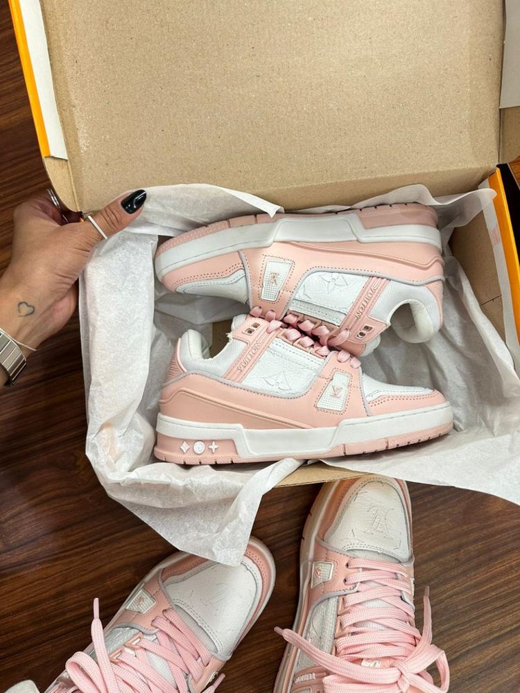 Tênis Louis Vuitton Rosa/Branco – Luxo contemporâneo com DNA urbano
